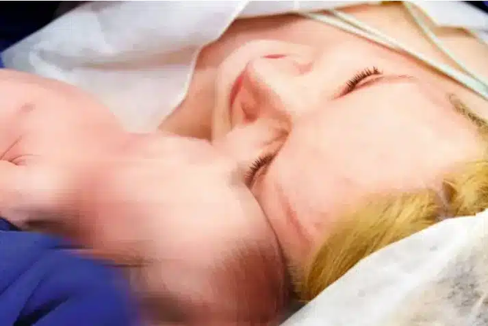 Elize Matsunaga com sua filha durante o parto