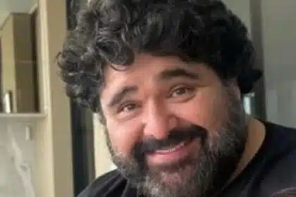 Fabiano Menotti posa com as filhas e esposa me viagem a Gramado e surpreende