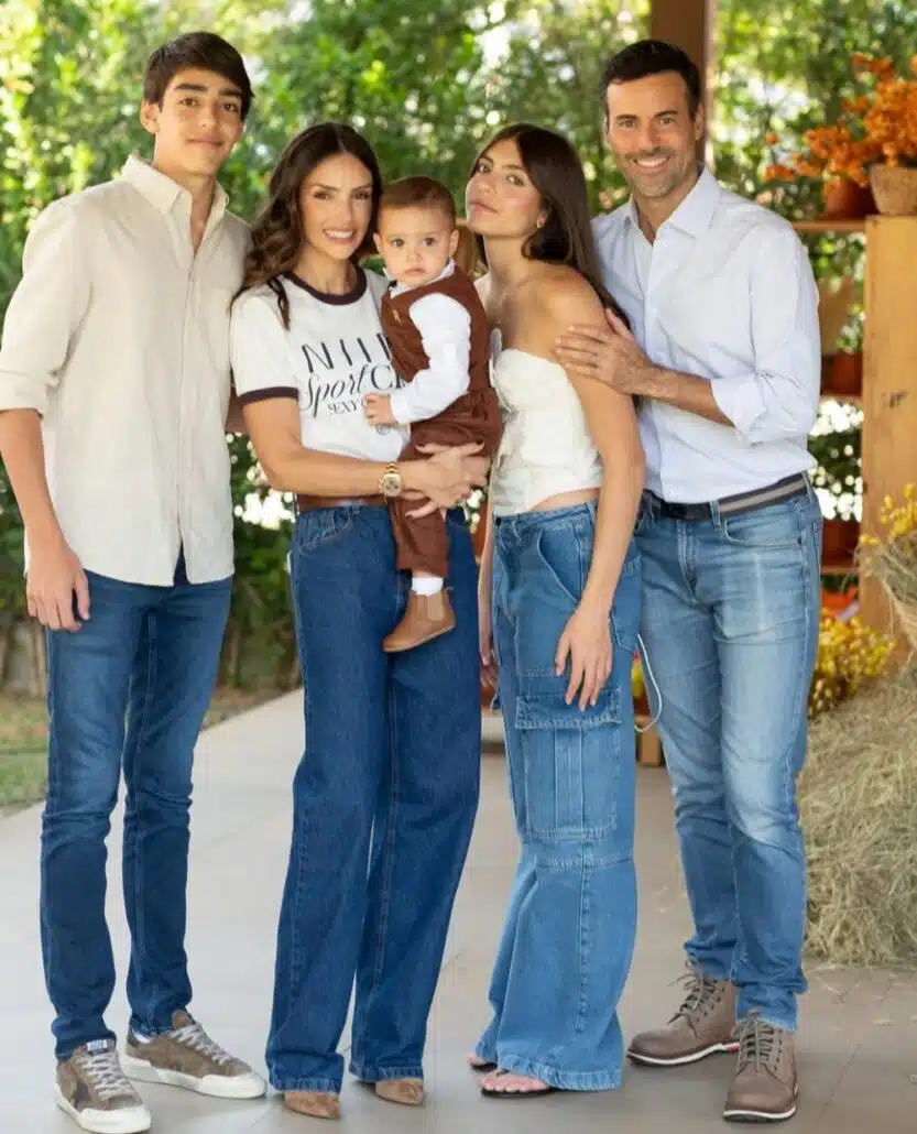 Carol Celico posa com os filhos com Kaká, o marido e o caçula