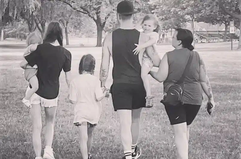 Famosa em último encontro com filha que entregou pra adoção