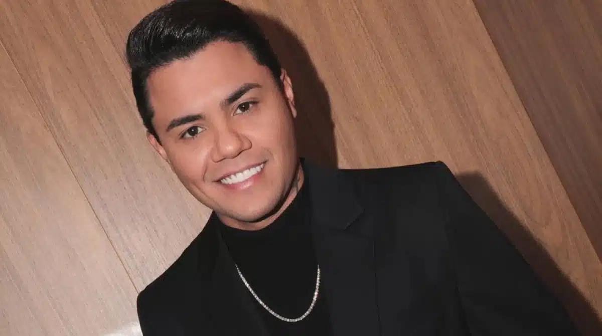 Felipe Araújo posa com filho e faz pedido de casamento