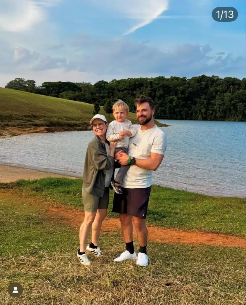 Os atores Fernanda Vasconcellos e Cássio Reis com o filho em um resort em Ibiúna