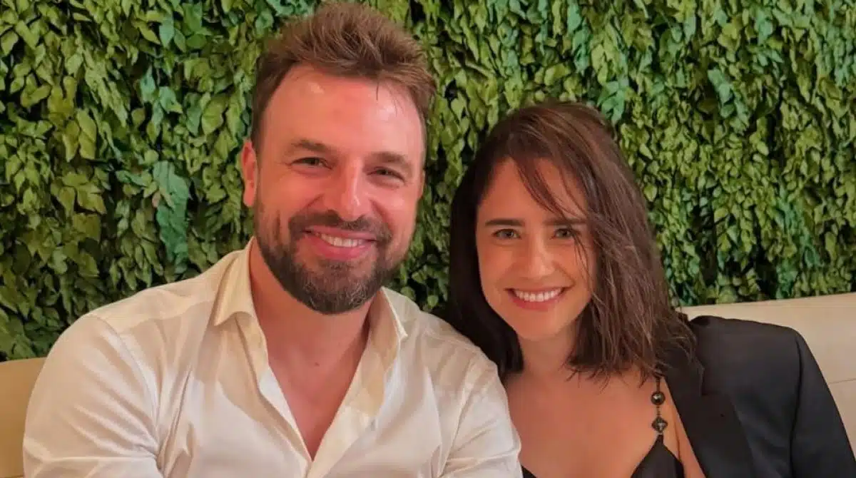 O ator Cássio Reis e Fernanda Vasconcellos mostram o filho brincando em trator