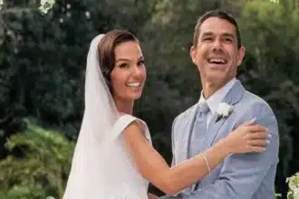 Filho de Isis Valverde surpreende ao posar com padrasto e filhos dele