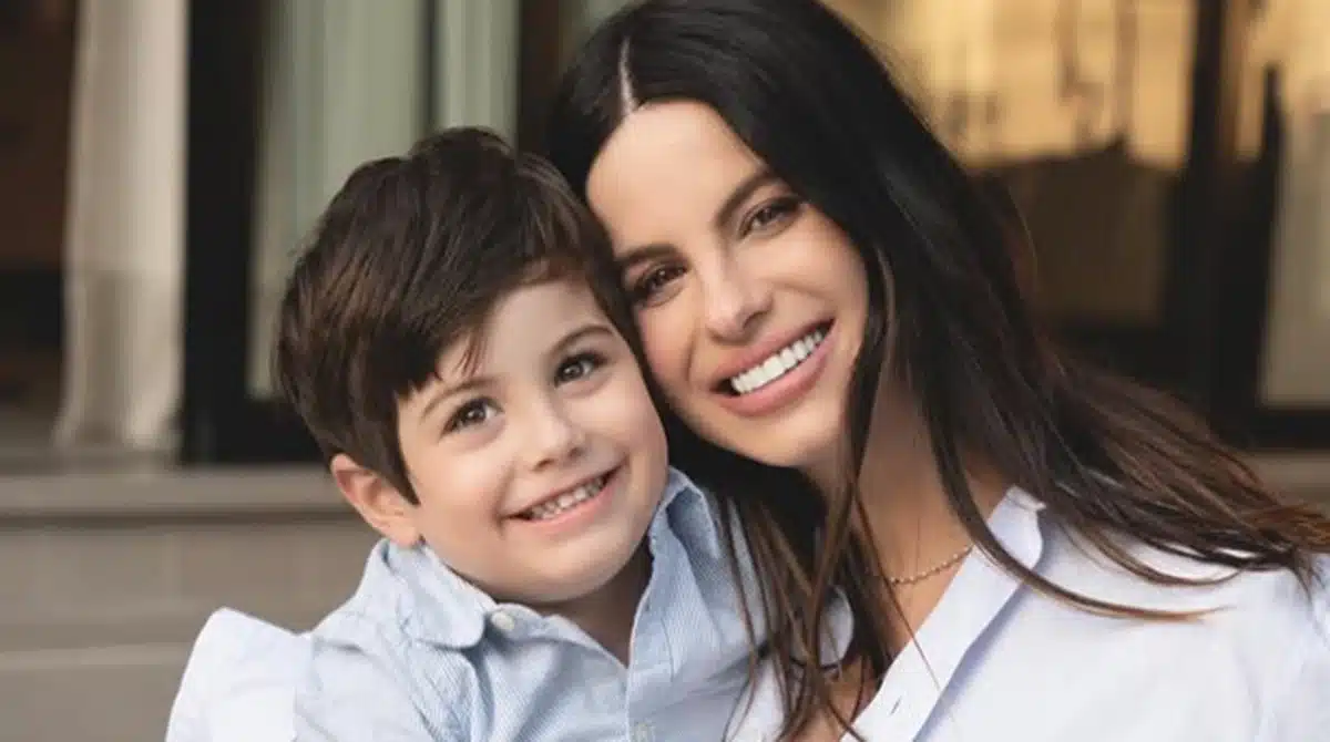 Sthefany Brito exibe seu filho mais velho dando comida para o caçula e surpreende