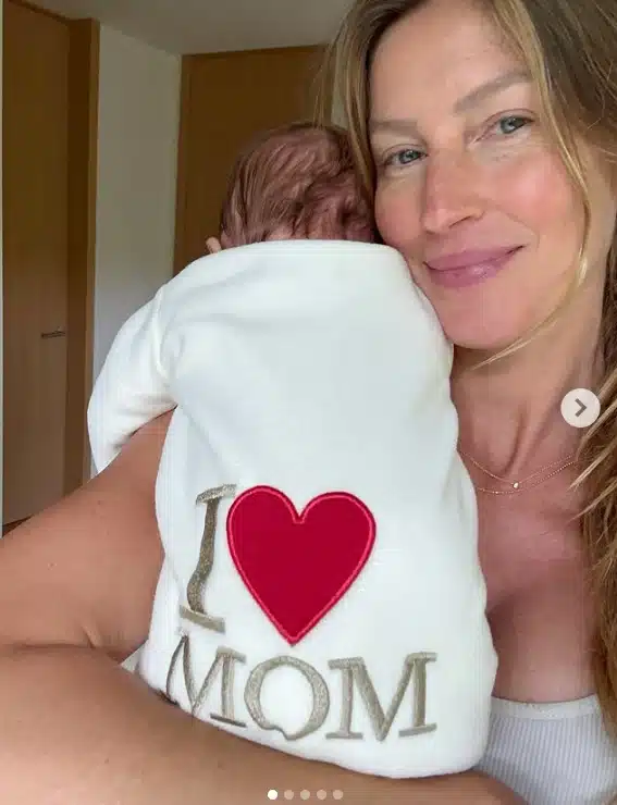Gisele Bündchen com seu bebê nos braços