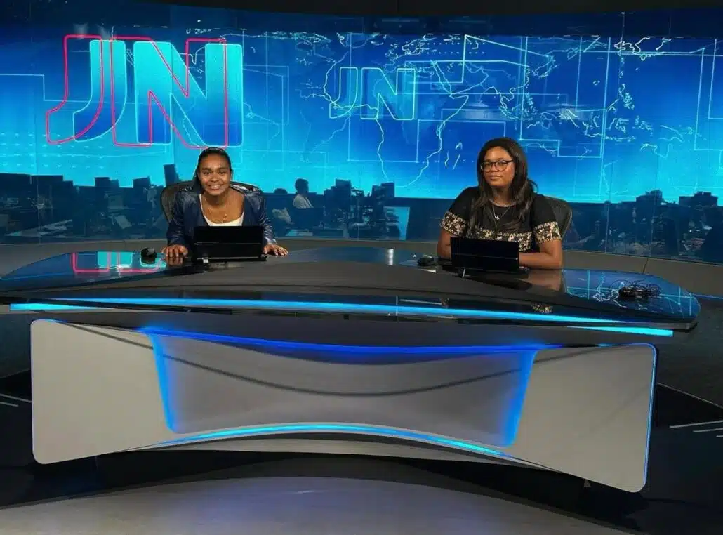 Laura e Maria, filhas de Glória Maria. visitando o jornalismo que a mãe trabalhou
