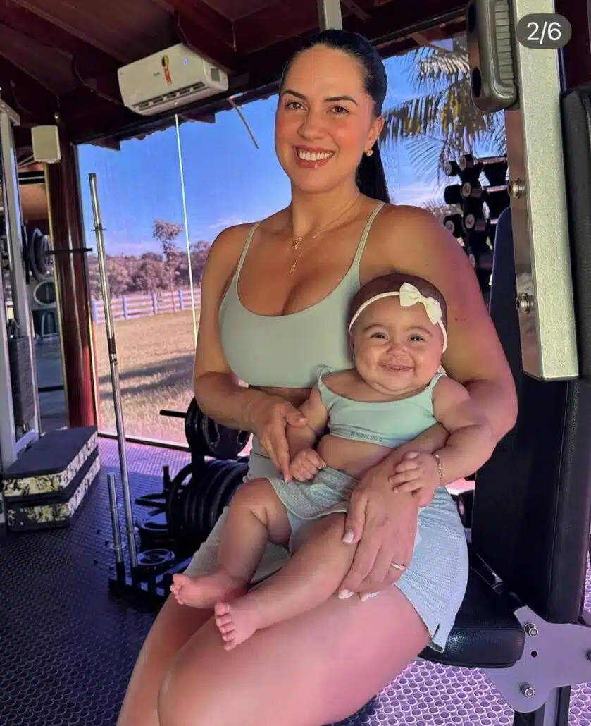 Clara, bebê de Graciele Lacerda e Zezé, na academia com a mamãe