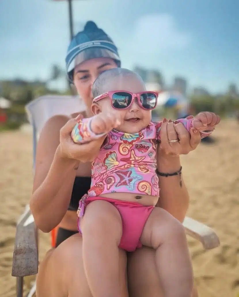 Clara, bebê de Graciele Lacerda e Zezé, na praia pela 1ª vez