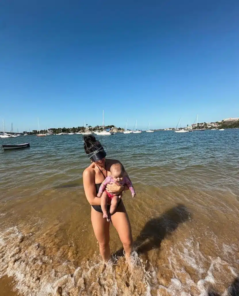 Graciele Lacerda aproveita praia no ES com sua filha