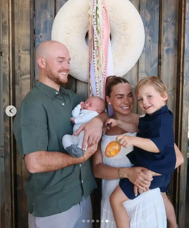 Influencer Emilie Kiser com seu marido e os dois filhos
