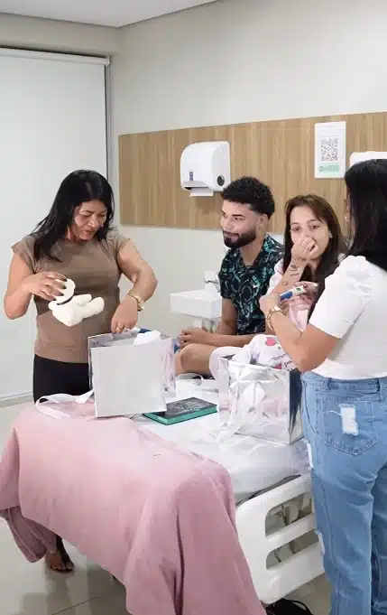 Influencer contando sobre a gravidez para sua mãe e sogra