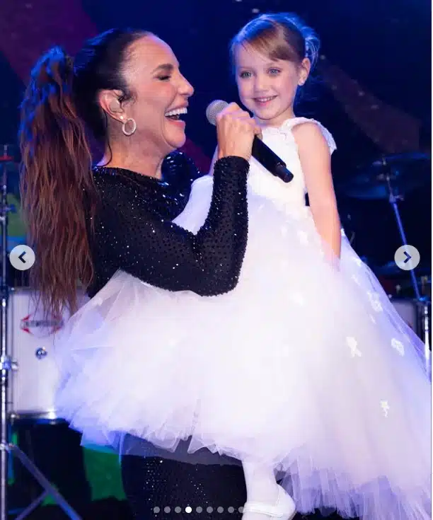 Ivete Sangalo junto com a caçula de Roberto Justus