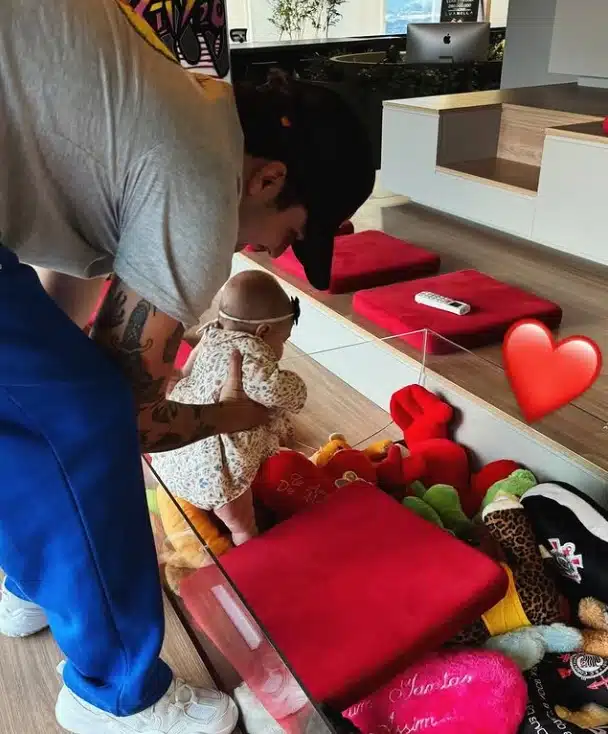 Filha de Jade Magalhães e Luan Santana no escritório de seu pai