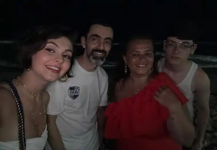 Klara Castanho junto de sua mãe e seu pai