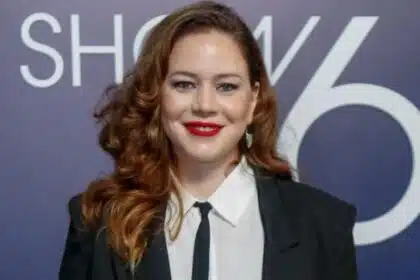 A atriz Leandra Leal posa com seu bebê e ganha linda homenagem