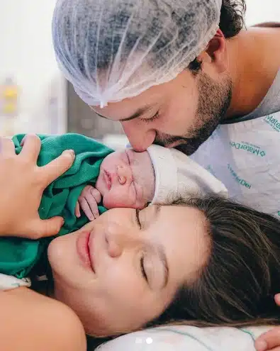 A filha de Leandro com a bebê Isabela