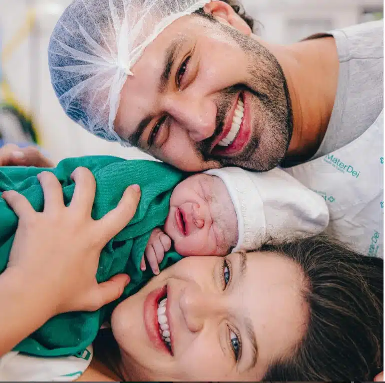 Filha de Leandro com o marido e a sua recém-nascida