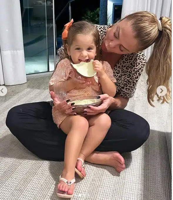 Esposa de Leonardo junto de Maria Flor