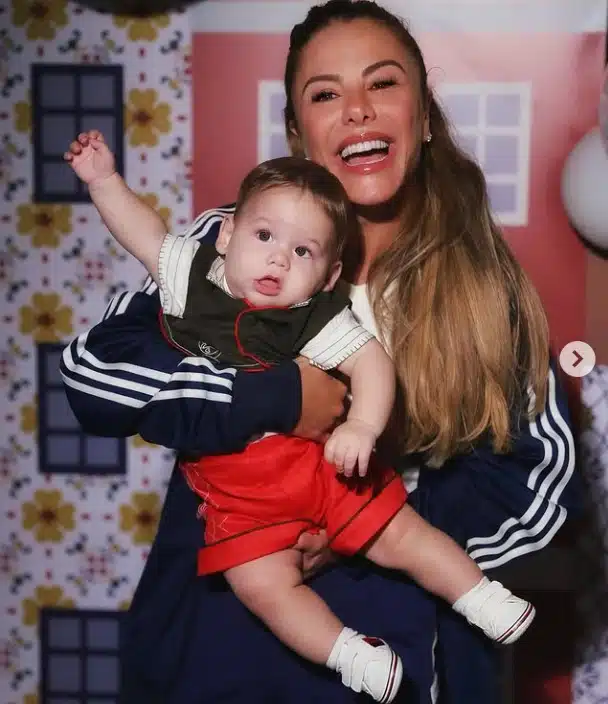 Esposa de Leonardo junto com o neto que leva o nome do avô
