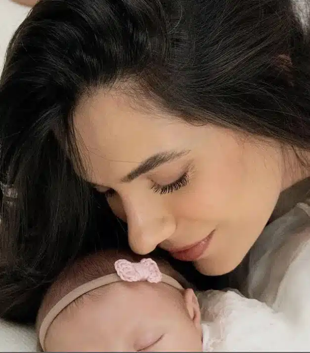 Luan Santana exibindo o rosto de sua filha