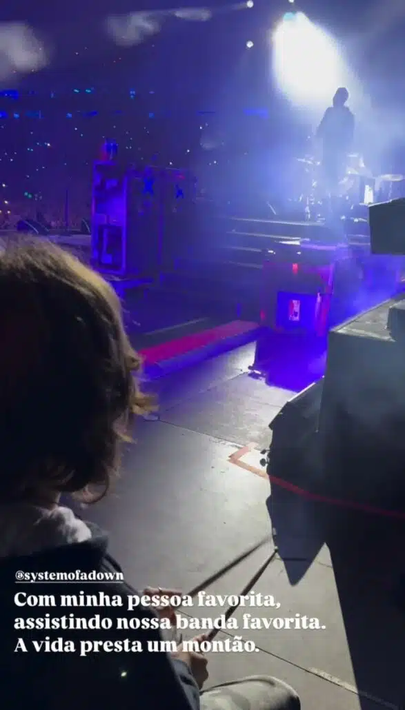 Lucas Lima mostrando o filho em um show