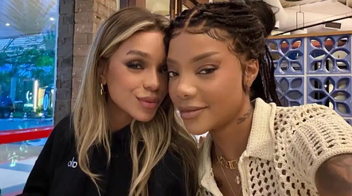 Brunna e Ludmilla mostram sua bebê em casa. pela 1ª vez