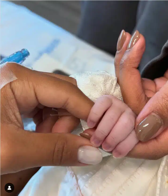 Ludmilla e Brunna Gonçalves com a bebê Zuri