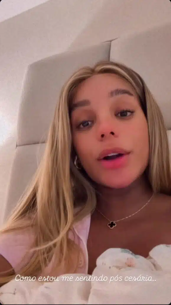Brunna com sua bebê com Ludmilla em casa