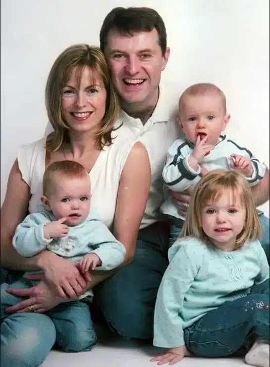 Madeleine McCann com seus pais e irmãos gêmeos