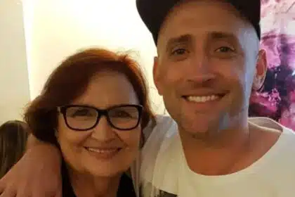 Mãe de Paulo Gustavo surge com os netos em rara aparição e surpreende