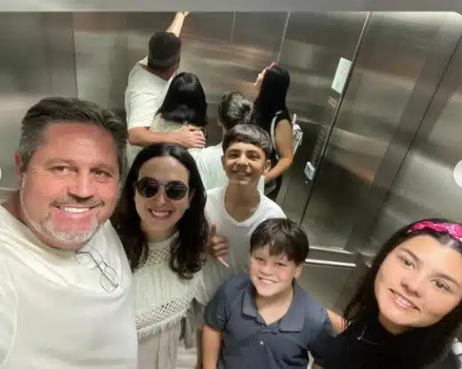 Filha de Mano Menezes com enteados, filho e marido