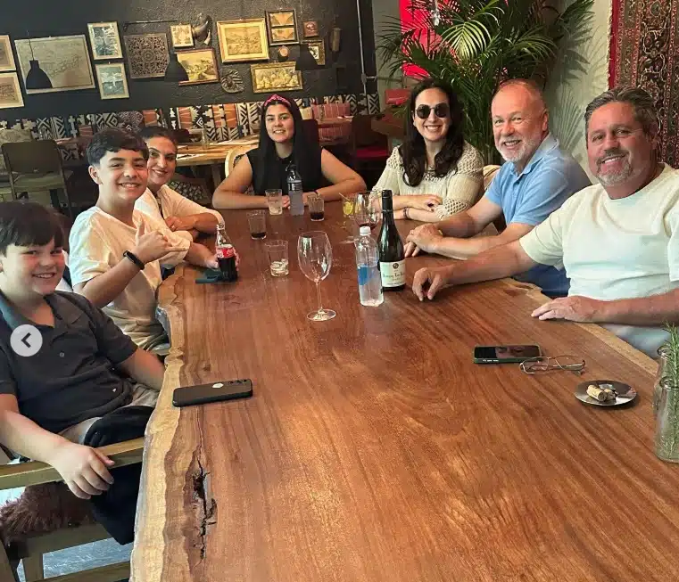 Mano Menezes junto das crianças da sua família que partiram