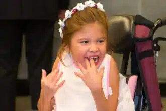 Menina foi deixada sozinha no carro por sua mãe