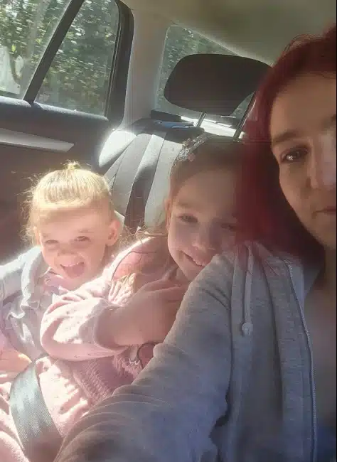 Mulher que foi mãe ainda menina com duas de suas filhas