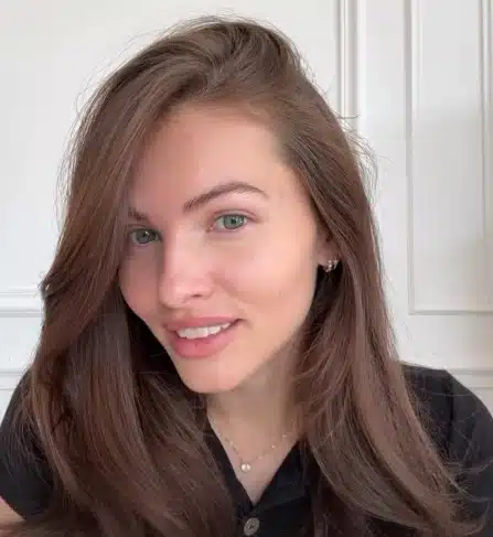 A menina atualmente, anos depois de ser escolhida a mais linda