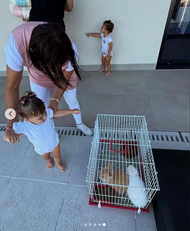 Filhas de Neymar Jr com pets na mansão do pai