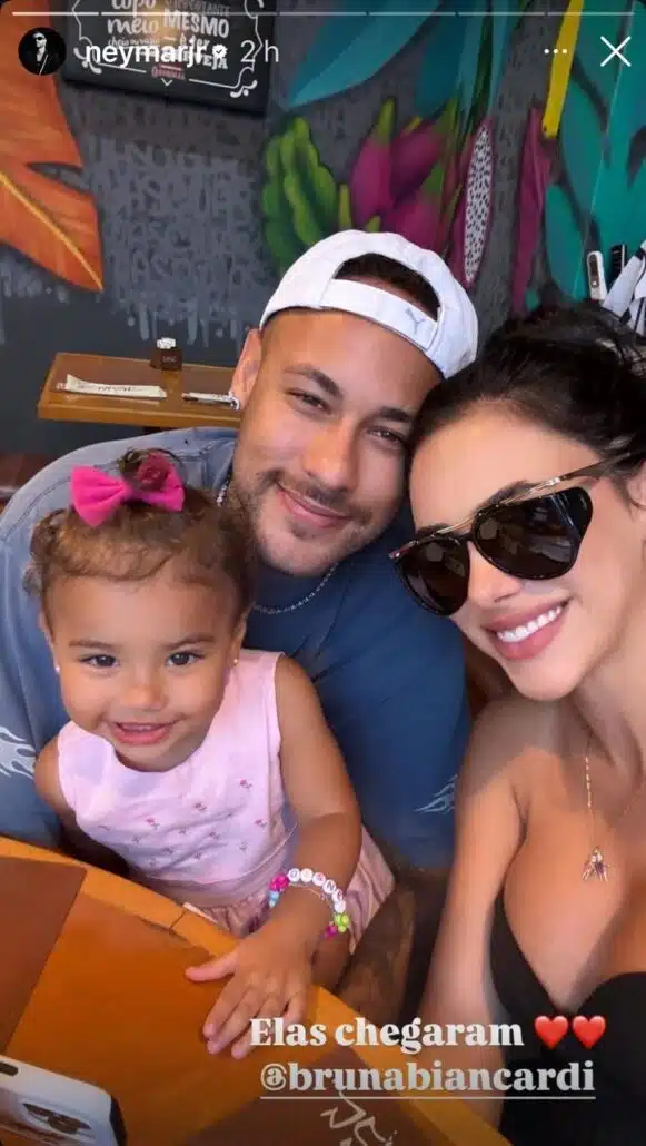 O jogador Neymar Jr. reencontra a namorada e a filha deles que voltaram de Orlando