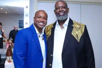 Thiaguinho mostra presentes de Péricles para seu bebê e surpreende