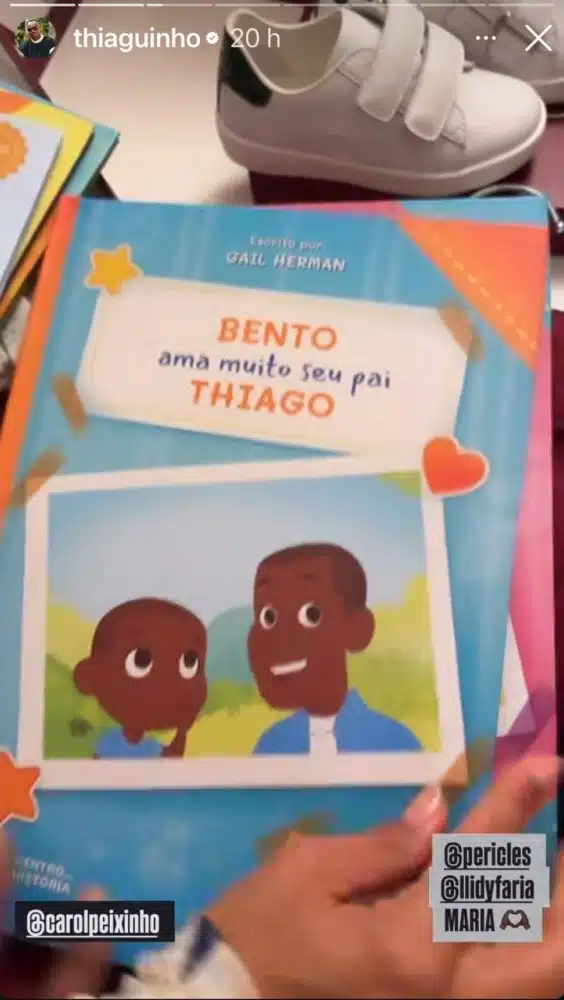 O cantor Péricles e sua família também mandaram alguns livros personalizados