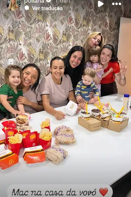 Poliana Rocha surgiu com os netos na sua casa