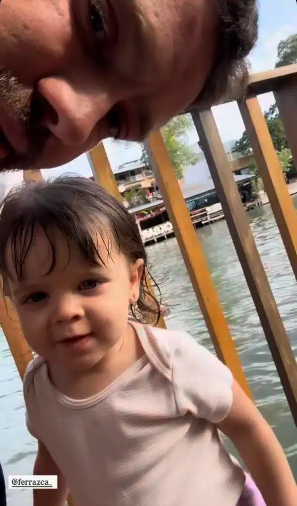 Rafael Cardoso se diverte com a filha mais nova, Helena