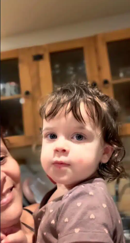 O ator Rafael Cardoso mostrou sua caçula de um ano