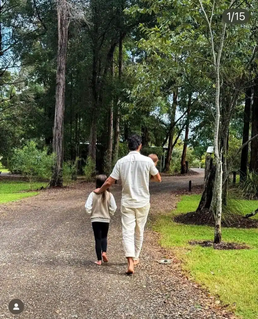 O ator Rodrigo Santoro surgiu passeando com as filhas no zoológico, na Austrália