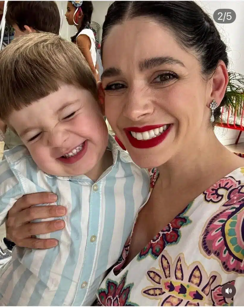 Sabrina Petraglia posa com o caçula no arraial de Dubai