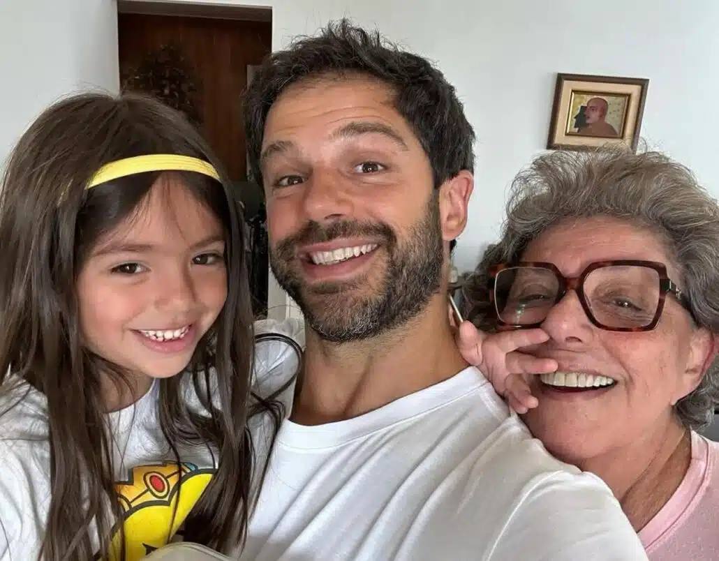 Zoe, filha de Sabrina Sato e Duda, com o papai e a avó, Leda Nagle