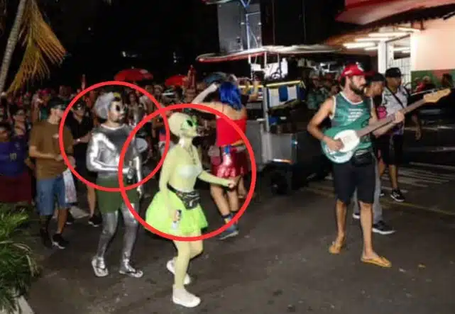 Sandy em um bloco com o seu namorado