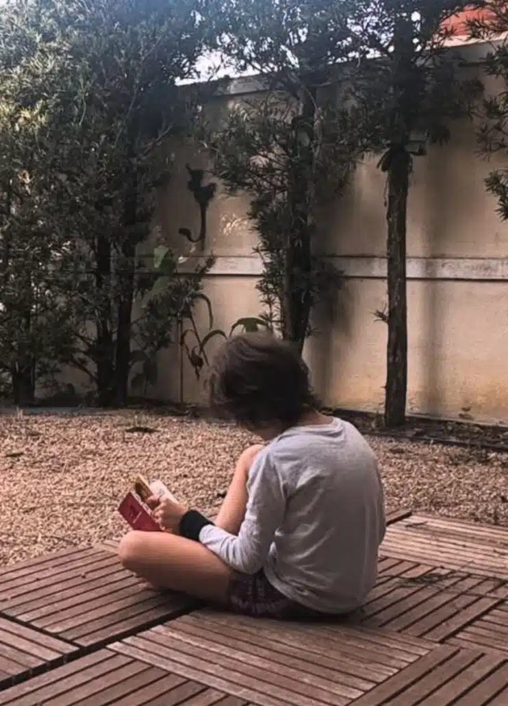 Filho de Sandy em rara aparição na casa do pai