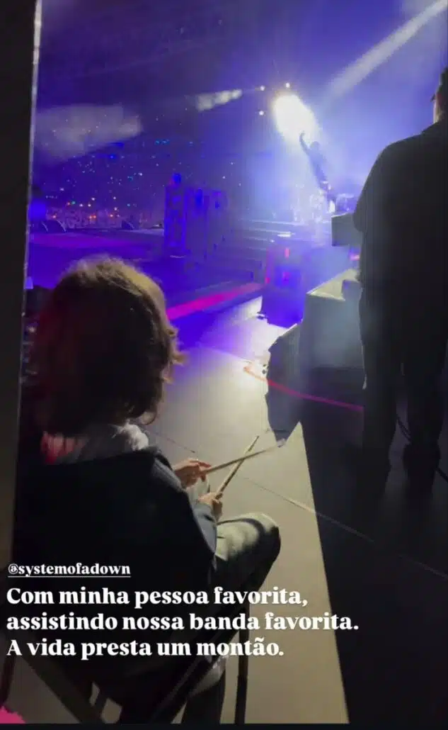 Filho de Sandy durante bastidores de um show