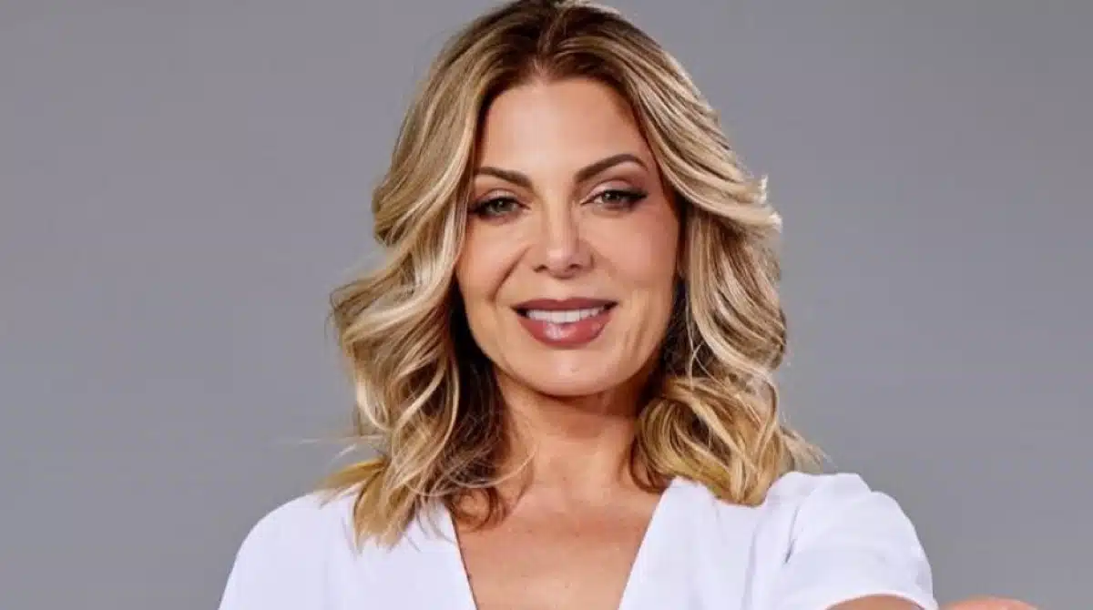 Sheila Mello posa com a filha e a sobrinha se divertindo em restaurante diferente